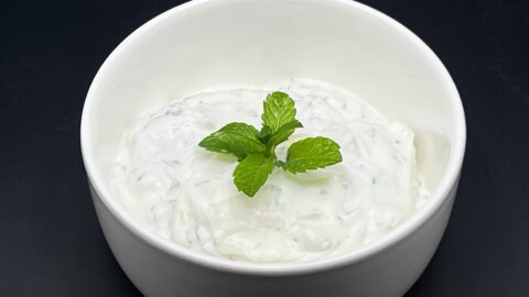 Munt-yoghurt saus