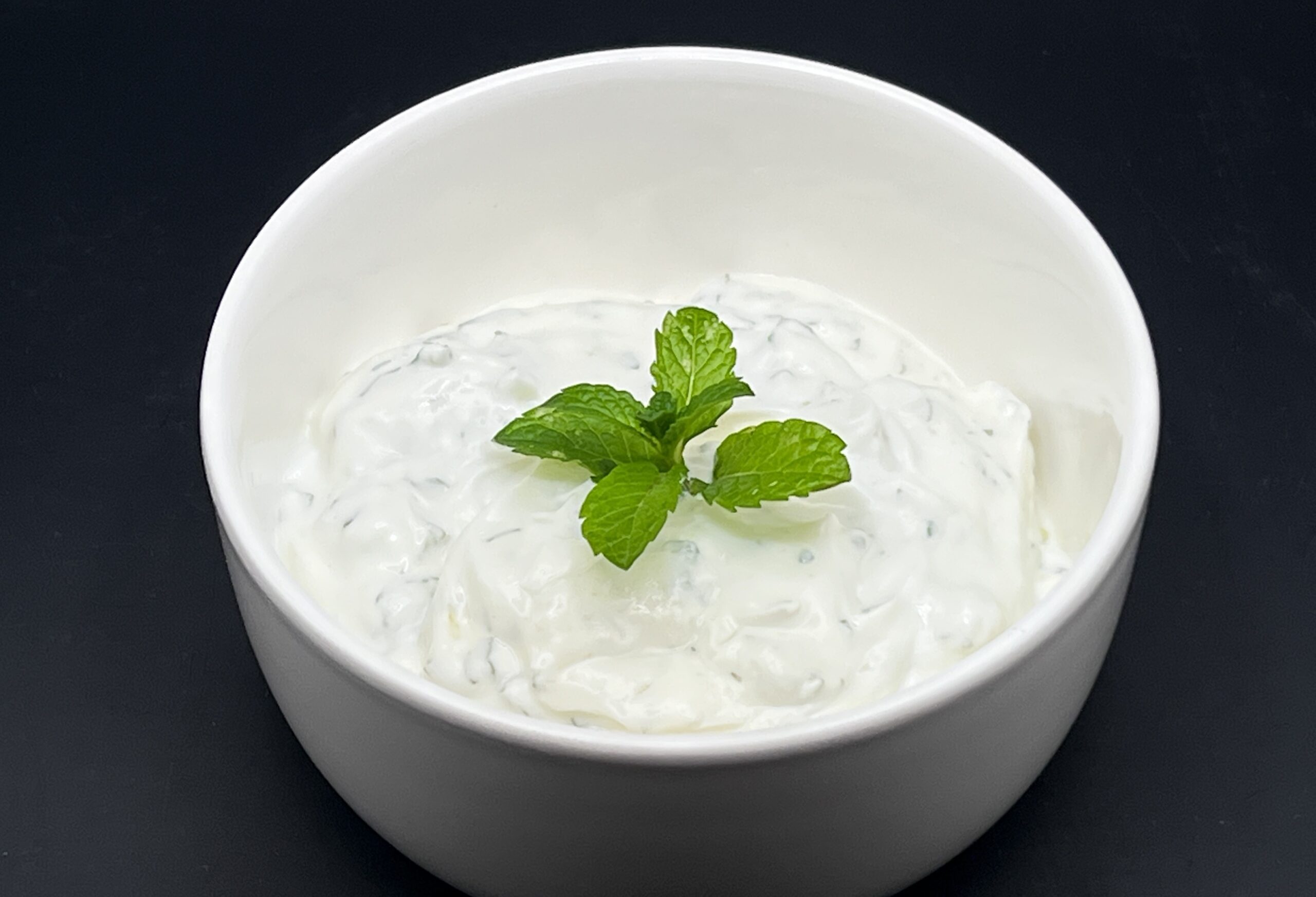 Munt-yoghurt saus