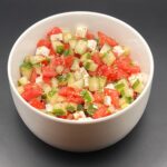 Vooraanzicht van salade met tomaat, komkommer en feta met oregano