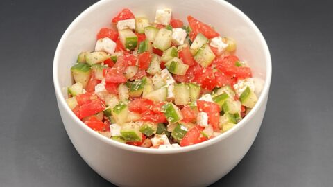 Vooraanzicht van salade met tomaat, komkommer en feta met oregano