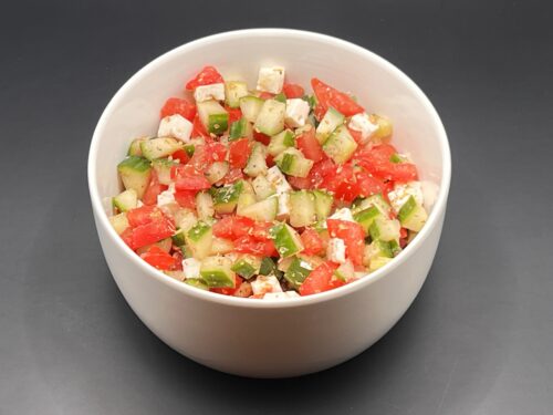 Vooraanzicht van salade met tomaat, komkommer en feta met oregano