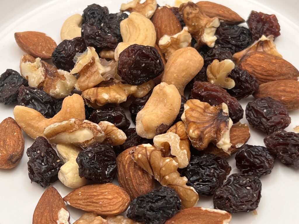 Studentenhaver, bestaande uit amandelen, walnoten, hazelnoten of cashewnoten en rozijnen