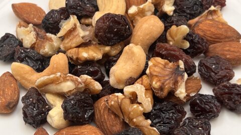 Studentenhaver, bestaande uit amandelen, walnoten, hazelnoten of cashewnoten en rozijnen