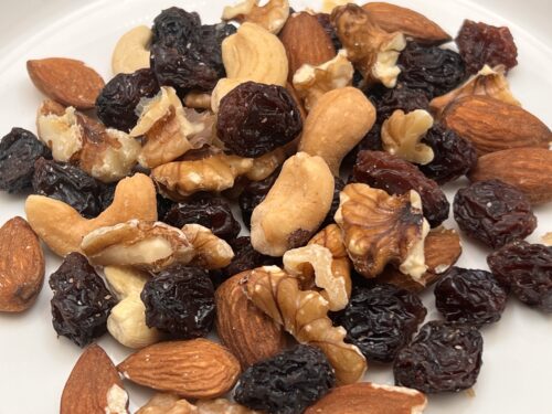 Studentenhaver, bestaande uit amandelen, walnoten, hazelnoten of cashewnoten en rozijnen