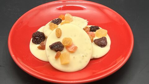 Studentenhaver van witte chocolade met gedroogd fruit
