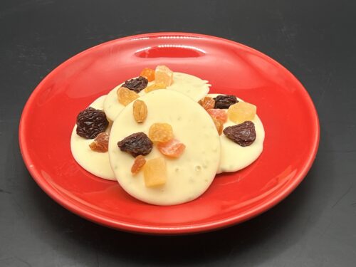 Studentenhaver van witte chocolade met gedroogd fruit